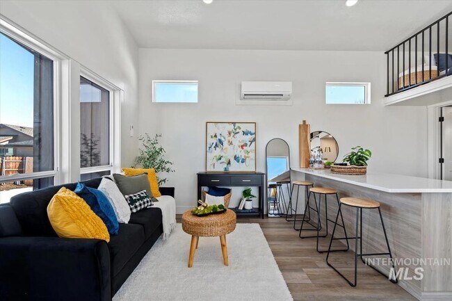 Building Photo - 362 London St