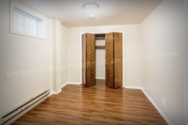 Building Photo - 904-906 Camelot Ct.