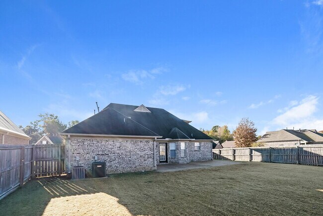 Building Photo - 78 Wren St