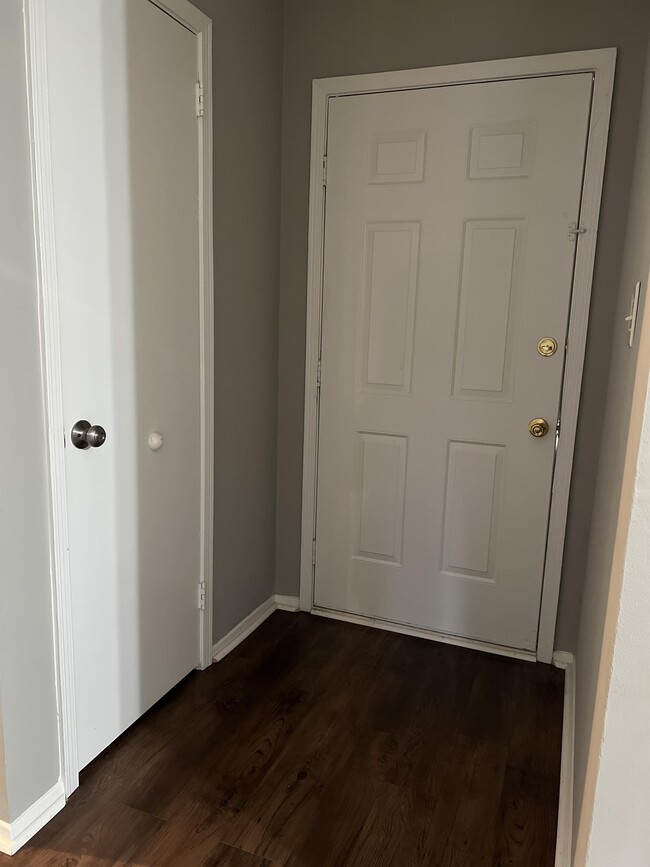 Building Photo - 1705 Deatsville Hwy