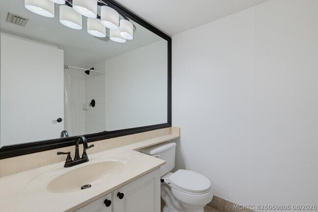 Building Photo - 400 Crestwood Ct N