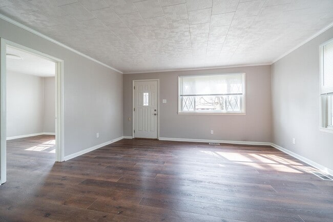 Building Photo - Updated 2 Bedroom Ranch with Sunroom & Garage!