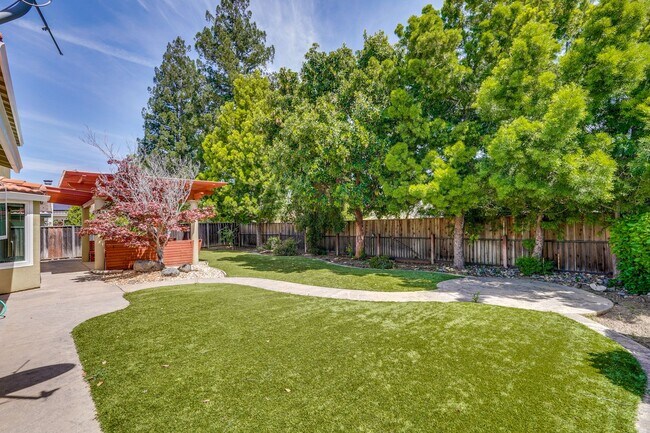 Building Photo - Spacious 3-Bed Almaden Valley Home with Bo...