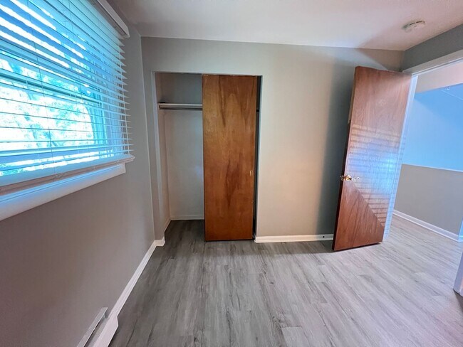 Building Photo - Two Bedroom Duplex with Heat Included! Near Grand Valley!