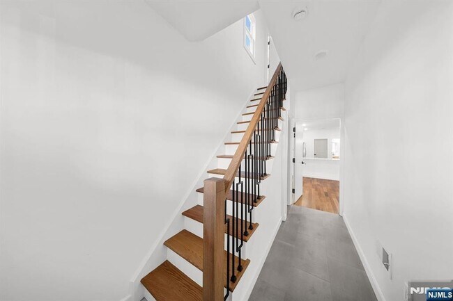 Building Photo - 319 William St