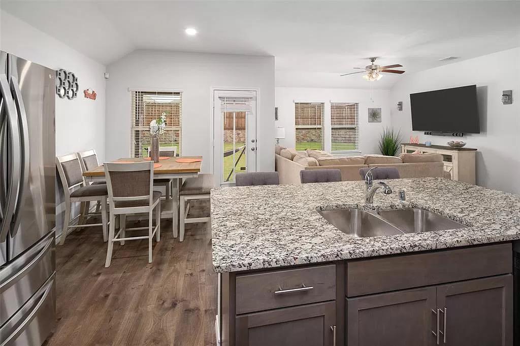 Building Photo - 604 Saddle Club Way