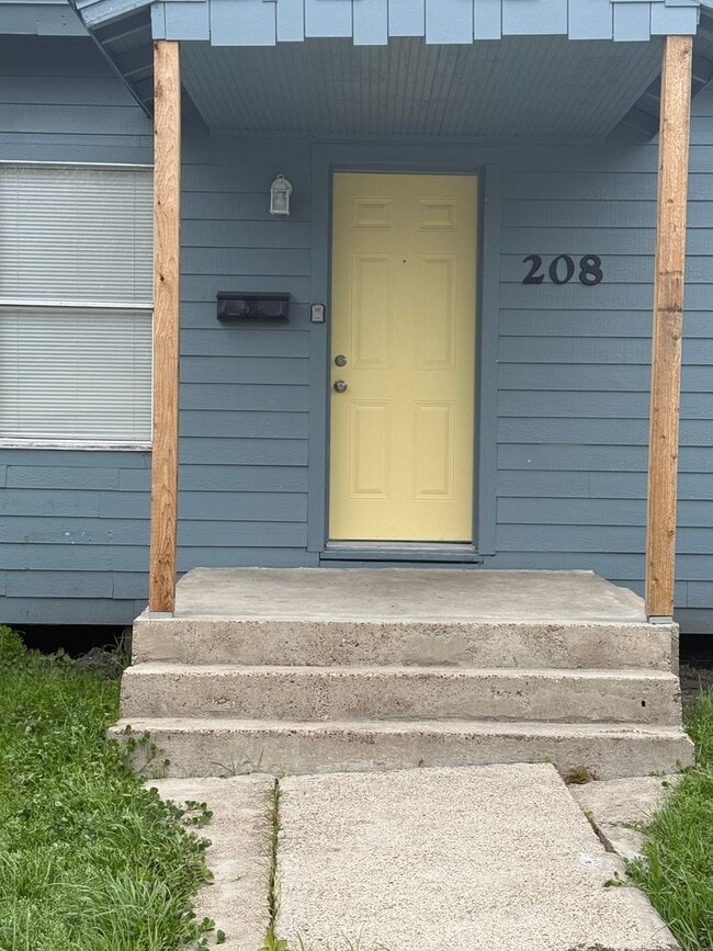 Building Photo - 206 E Sabine St