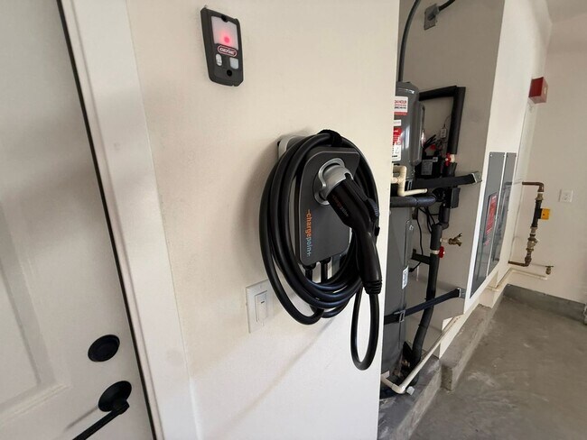 Building Photo - LIVE IN A NEW HOME!