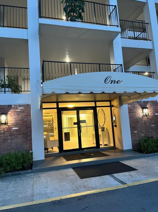 Building Photo - 2800 N Palm Aire Dr