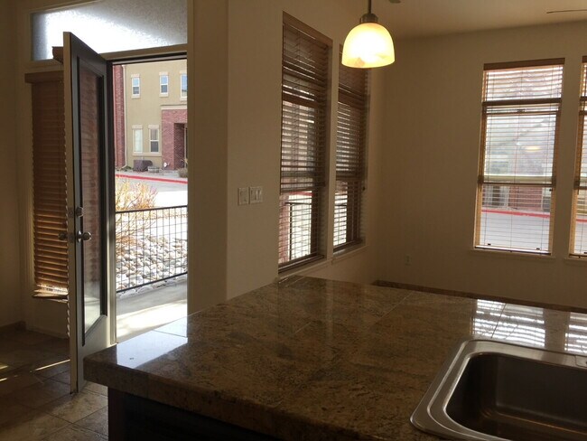 Building Photo - "Spacious 3-Bed, 3-Bath Townhouse with Gra...