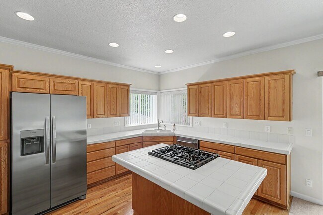 Building Photo - Well-Kept Single-Level 3 bed, 2 bath home in West Salem