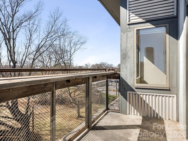 Building Photo - 514 W 10th St