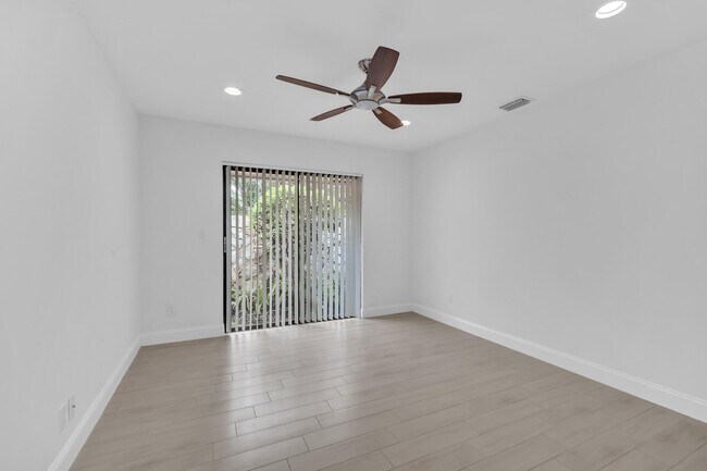 Building Photo - 6878 Entrada Pl