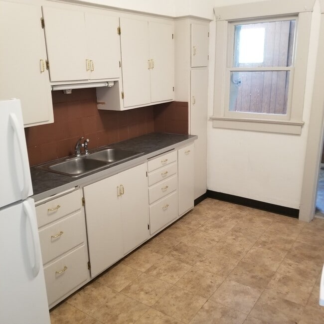 Building Photo - Spacious 2 bed 1 bath apartment on Main st...
