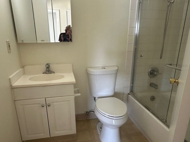 Building Photo - Move in ready