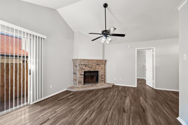 Building Photo - CV-AUS12130 Thompkins