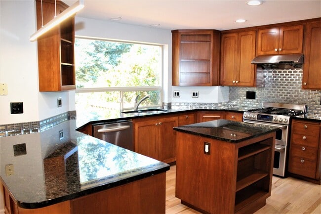 Building Photo - 321 Keach Ct