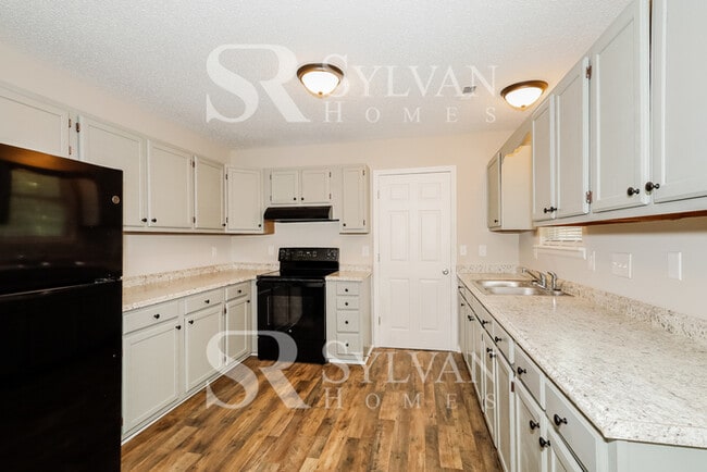 Building Photo - Cute, cozy and comfortable