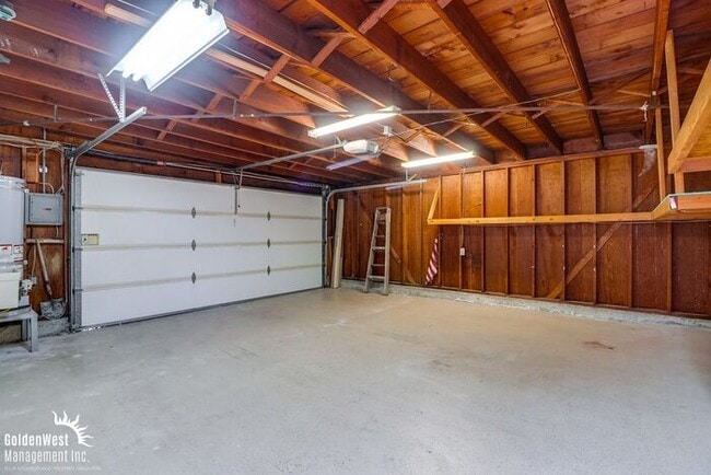 Building Photo - Stunning 3Bdm 2Ba Home with Sparkling Pool...