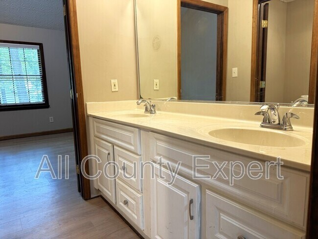 Building Photo - 1302 Colony Dr