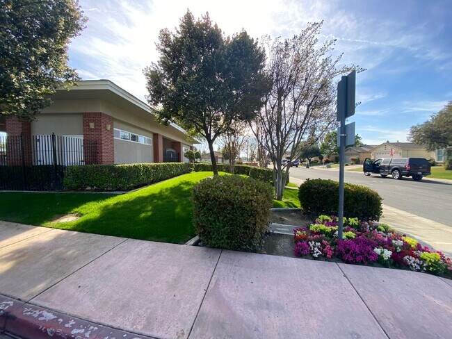 Building Photo - Gated Community of Grand Island in Seven Oaks 2 BD 2 BA Gorgeous House