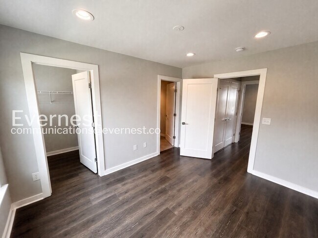 Building Photo - 2-Bed/2.5Bath Town Home/Pet Friendly/Available Soon!