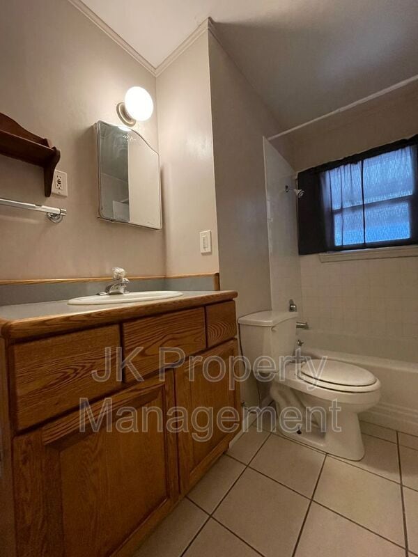 Building Photo - 208 9th St N