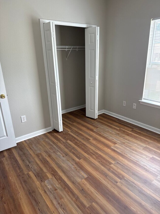 Building Photo - New floors, just painted, and all new appliances!!