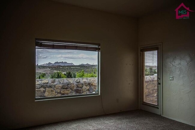 Building Photo - Great 3/2, Awesome Views, Spacious