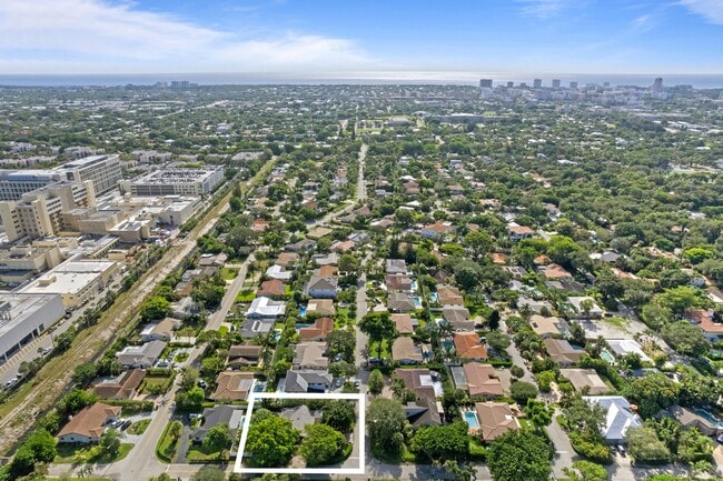 Building Photo - 899 NW 6th Dr