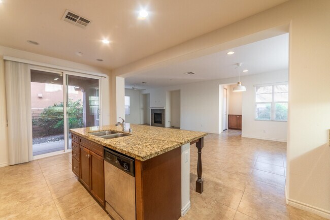 Building Photo - 570 Calle Vibrante