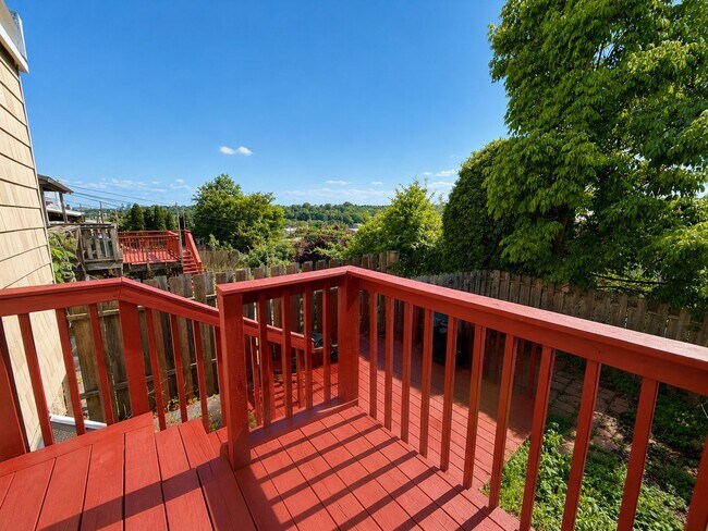 Building Photo - Charming Manayunk Rowhome with Private Yard & Front Porch Near Main Street