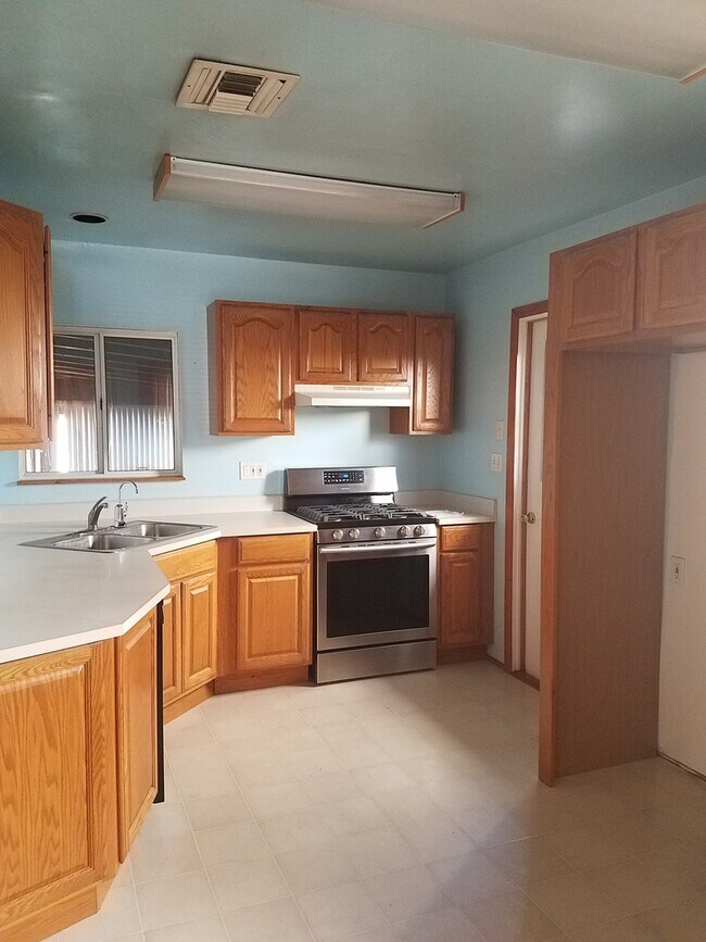 Building Photo - 3+ Bed House UTILITIES PAID BY LANDLORD