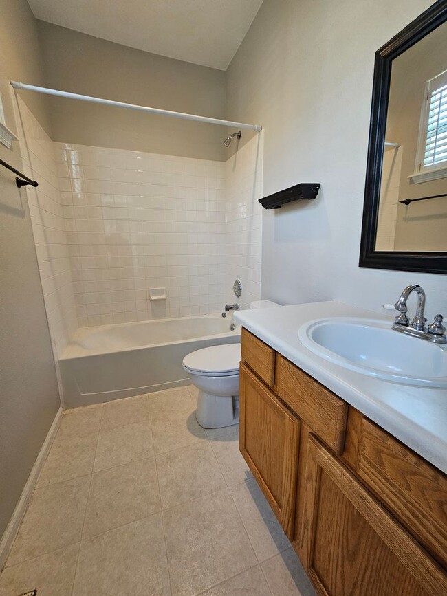 Building Photo - Stunning Highlands Ranch Townhome