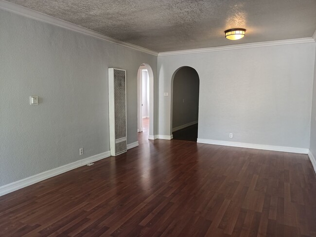 Building Photo - Charming 3-Bedroom Rental with Bonus Backh...