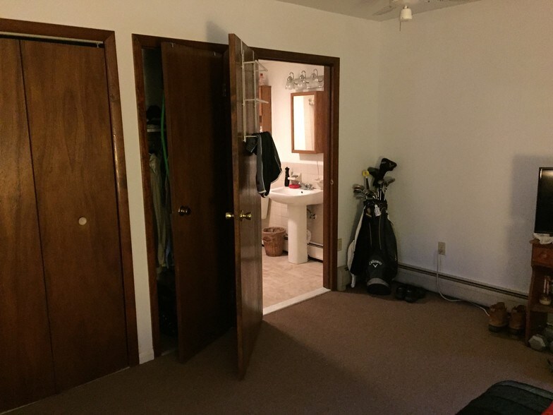 Master bed to onsuite - 113 Raylinsky Rd