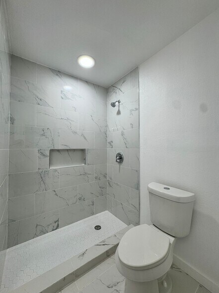 Building Photo - 5822 Lake Wind