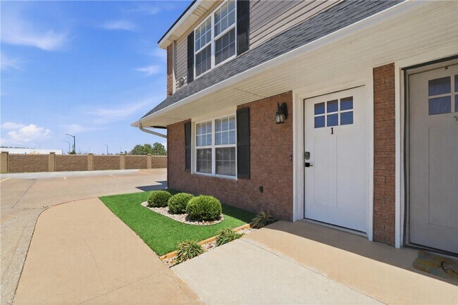 Building Photo - 2404 SE Jayel Terrace