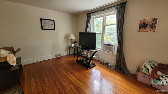 Building Photo - 558 Breckenridge St