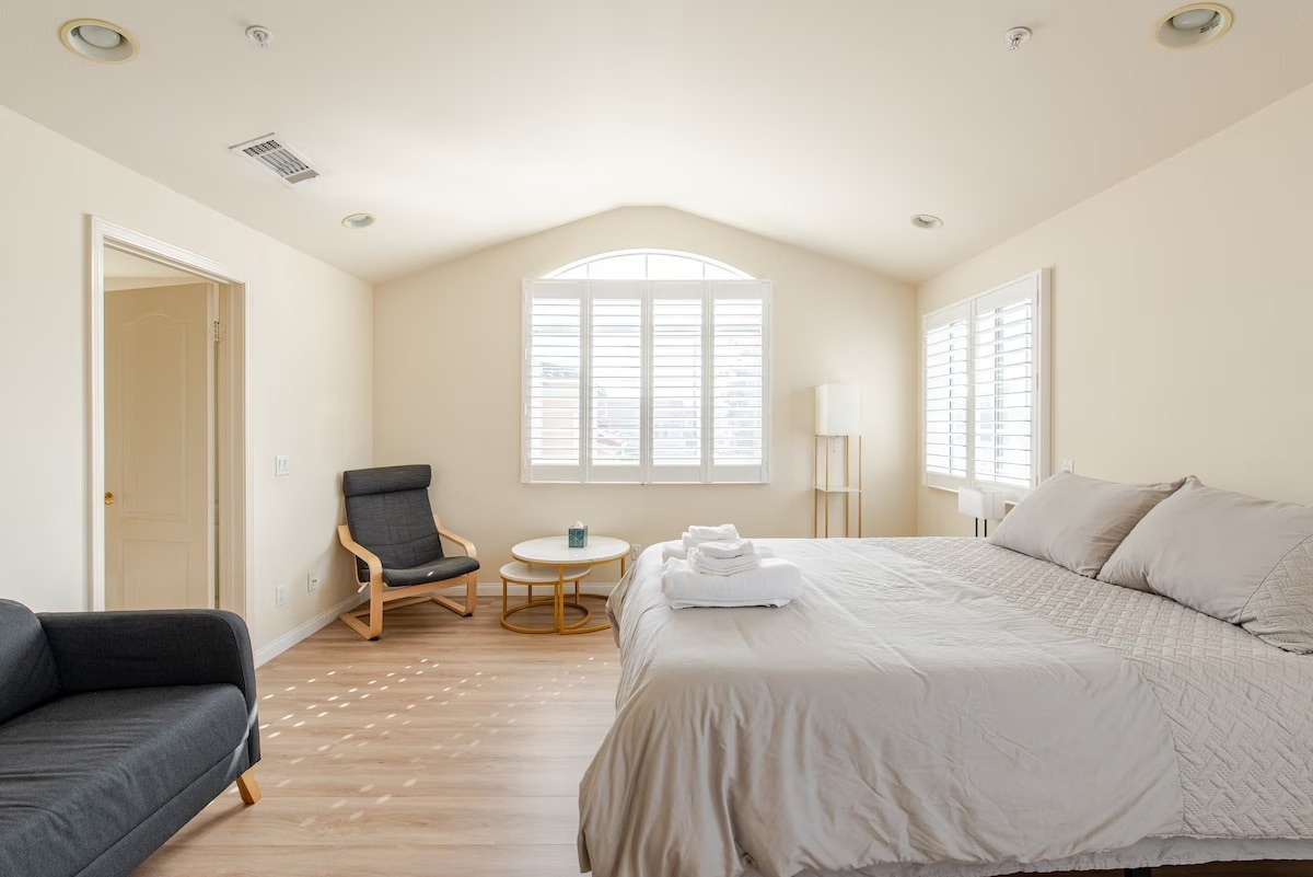 Spacious Master Bedroom - 199 N Lincoln Ave