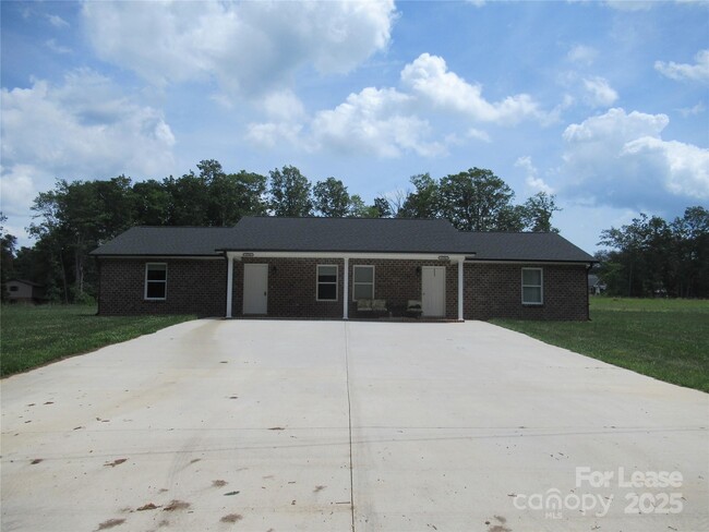 Building Photo - 3784 English Oak Dr
