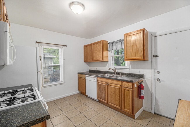 Primary Photo - 853 Madison St