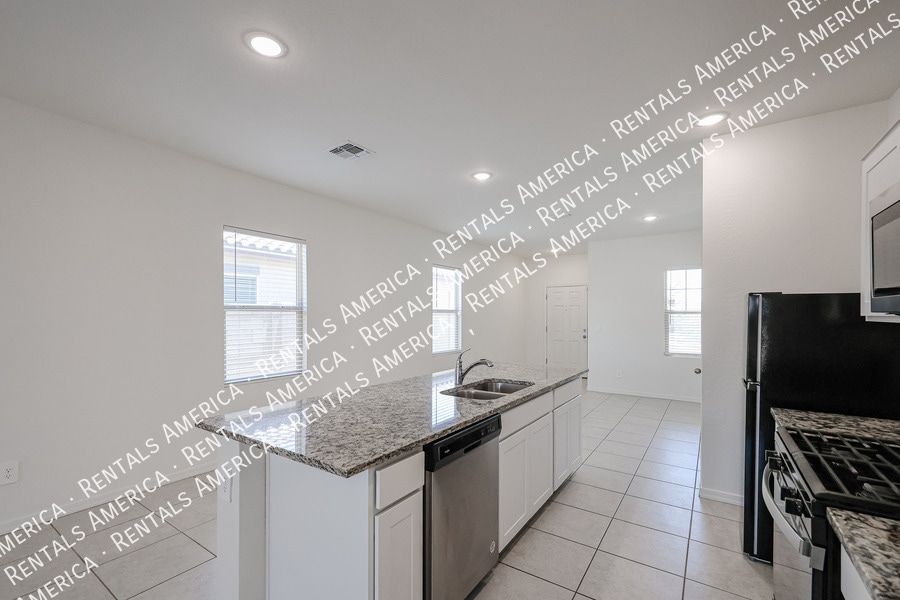 Building Photo - 5720 W Sunrise Dr