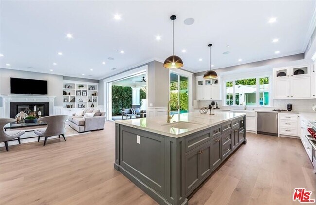 Building Photo - 4710 Noeline Ave