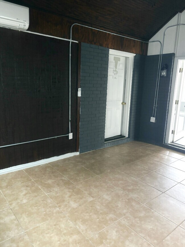 Building Photo - 82 Oliver Dr