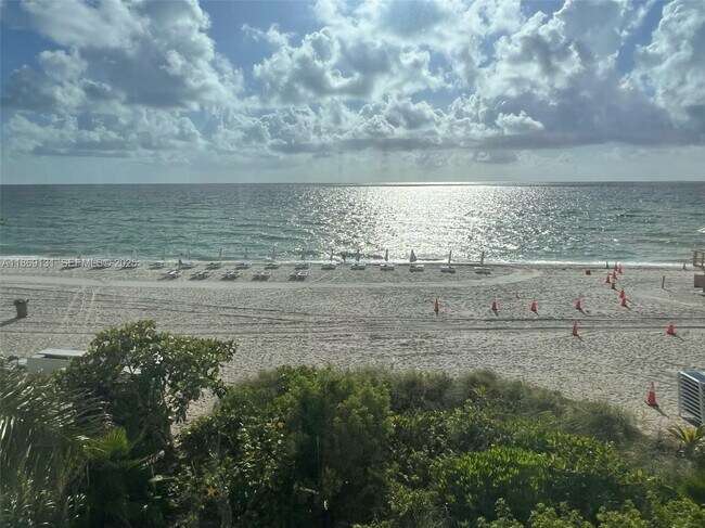 Building Photo - 15811 Collins Ave