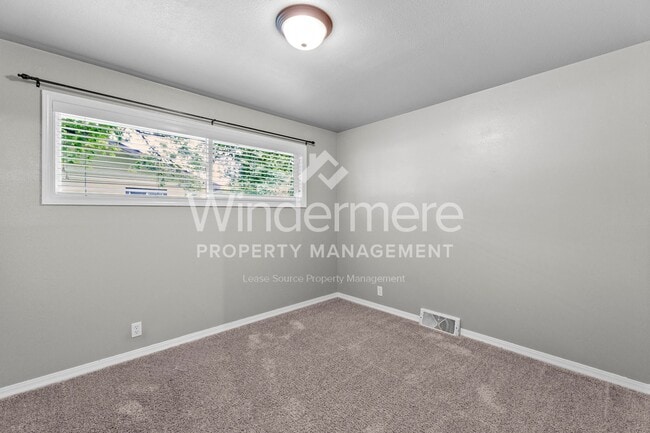 Building Photo - Desirable Rancher style home located in Ce...