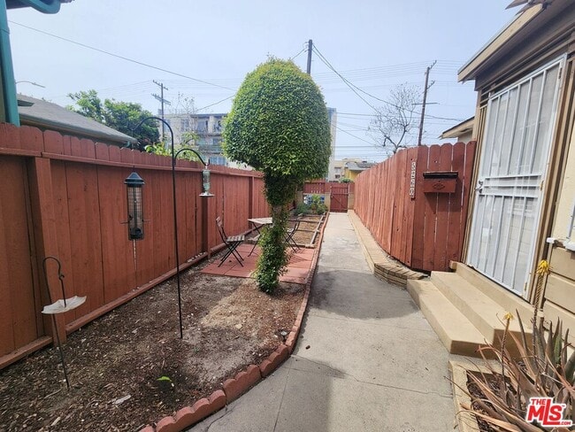 Building Photo - 5264 Cahuenga Blvd