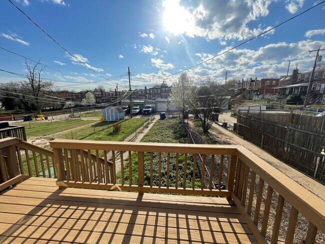 Building Photo - 906 Pine Heights Ave