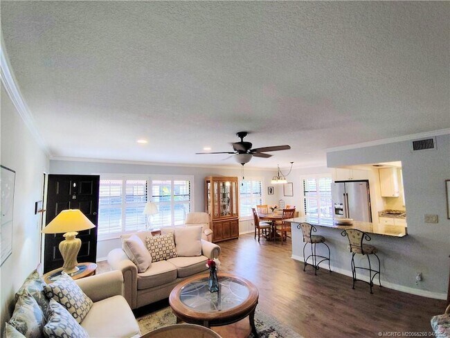 Building Photo - 511 SW South River Dr